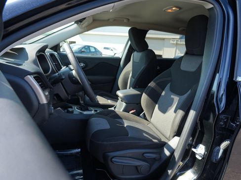 Used 2018 Jeep Cherokee Latitude w/ Safety Group AWD/4WD image 12