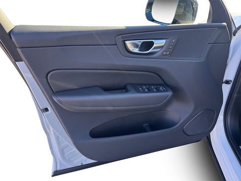 Certified 2025 Volvo XC60 B5 Core image 10