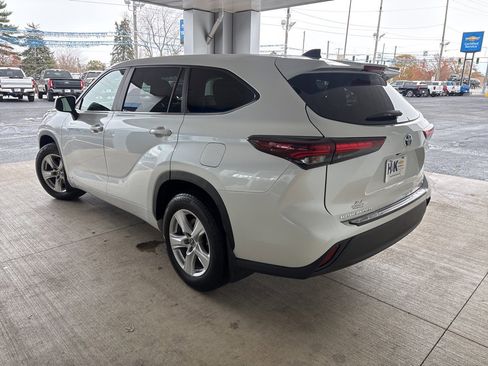 Used 2024 Toyota Highlander LE image 4