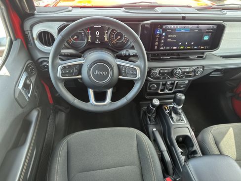 Used 2025 Jeep Wrangler Unlimited Sahara AWD/4WD image 7