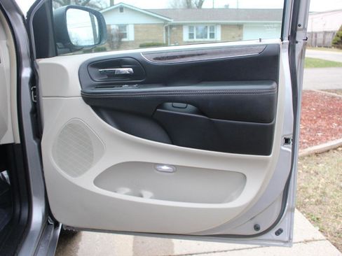 Used 2016 Chrysler Town & Country Touring-L w/ Driver Convenience Group FWD image 39