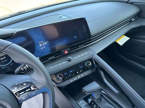New 2025 Hyundai Elantra SEL image 17