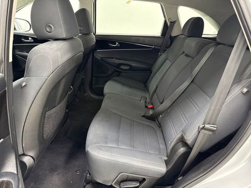 Used 2019 Kia Sorento LX image 15