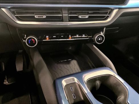 Used 2025 Chevrolet Equinox EV LT w/ Convenience Package image 25