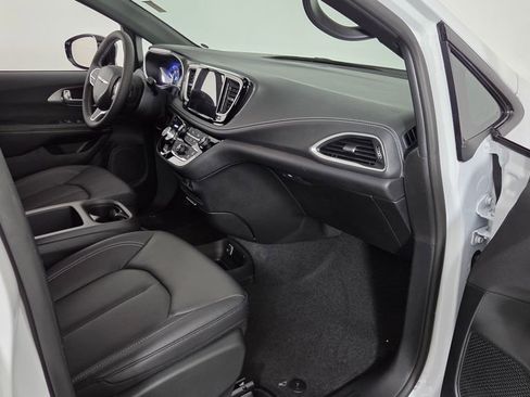 New 2026 Chrysler Pacifica Select image 36