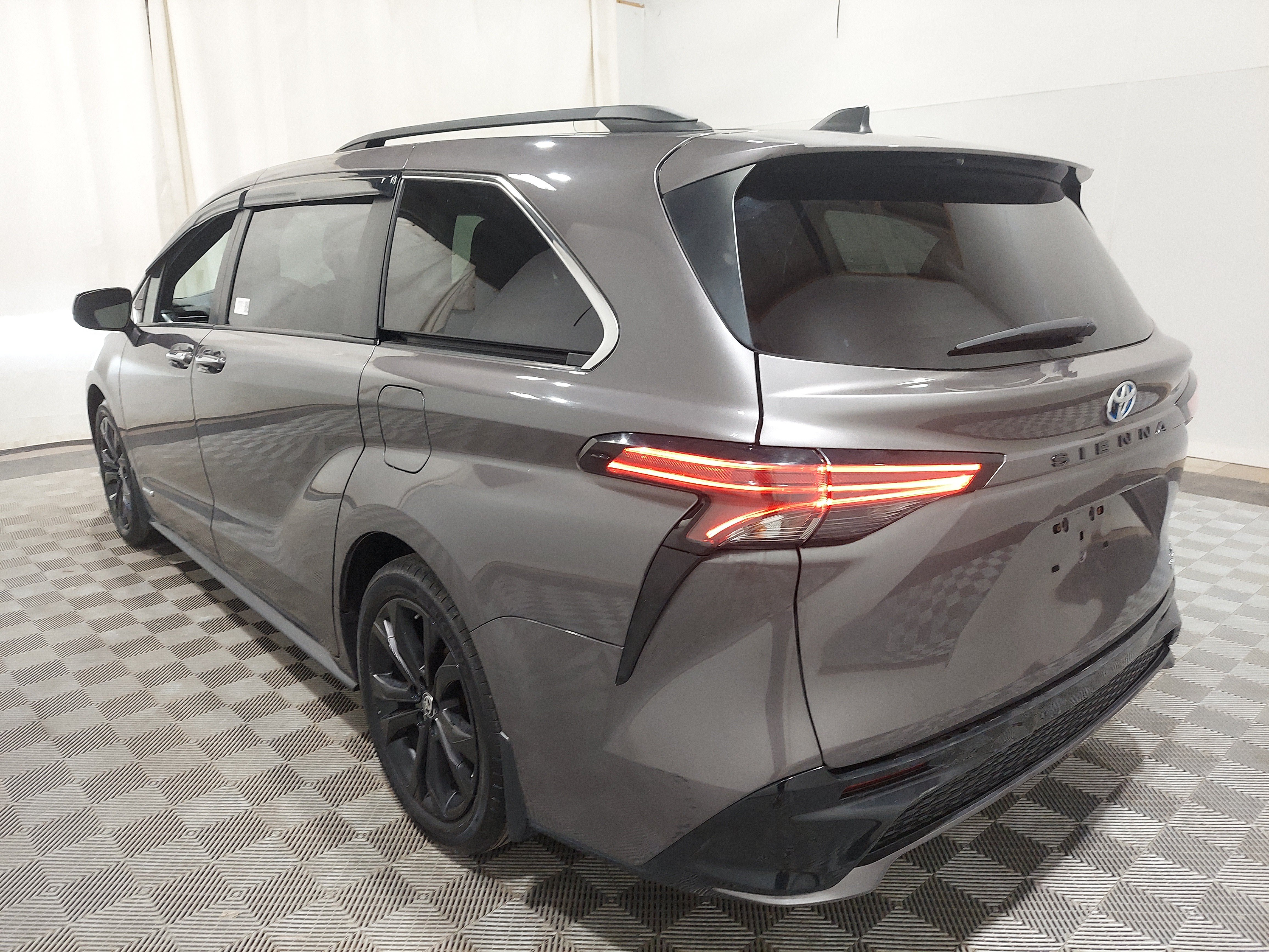 Used 2021 Toyota Sienna XSE FWD image 2