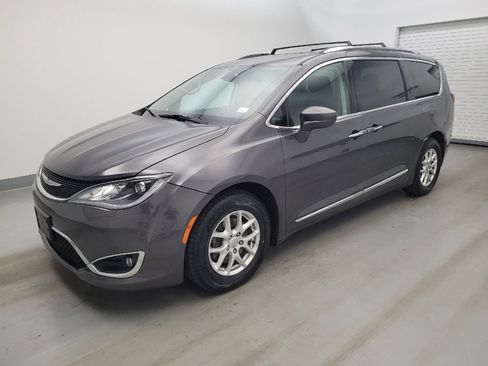 Used 2020 Chrysler Pacifica Touring-L FWD image 2
