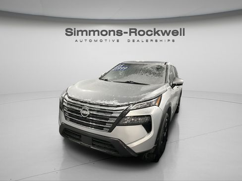 Used 2025 Nissan Rogue SV AWD/4WD image 3
