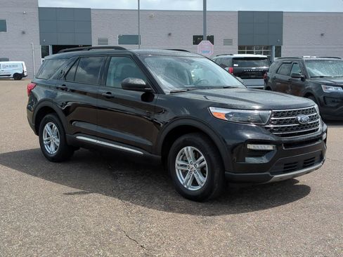 Used 2023 Ford Explorer XLT w/ Equipment Group 202A AWD/4WD image 2