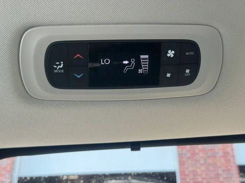 Used 2017 Chrysler Pacifica Touring-L FWD image 24