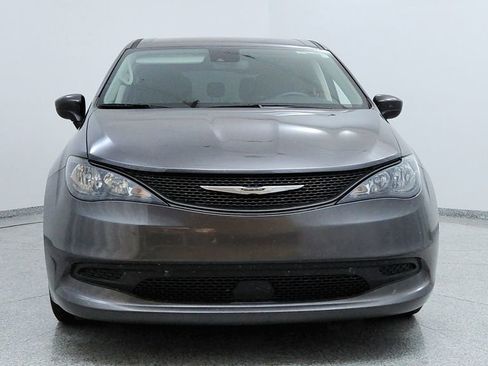 Used 2023 Chrysler Voyager LX image 8