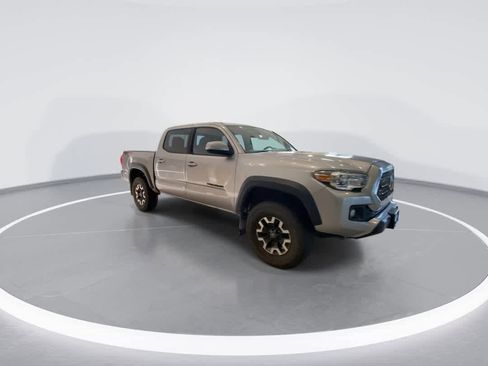 Used 2019 Toyota Tacoma TRD Off-Road w/ Technology Package AWD/4WD image 2