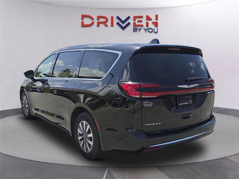 Used 2024 Chrysler Pacifica Limited FWD image 6