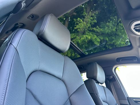 Certified 2025 Porsche Macan AWD/4WD image 18