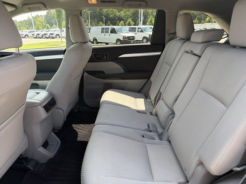 Used 2015 Toyota Highlander LE AWD/4WD image 29