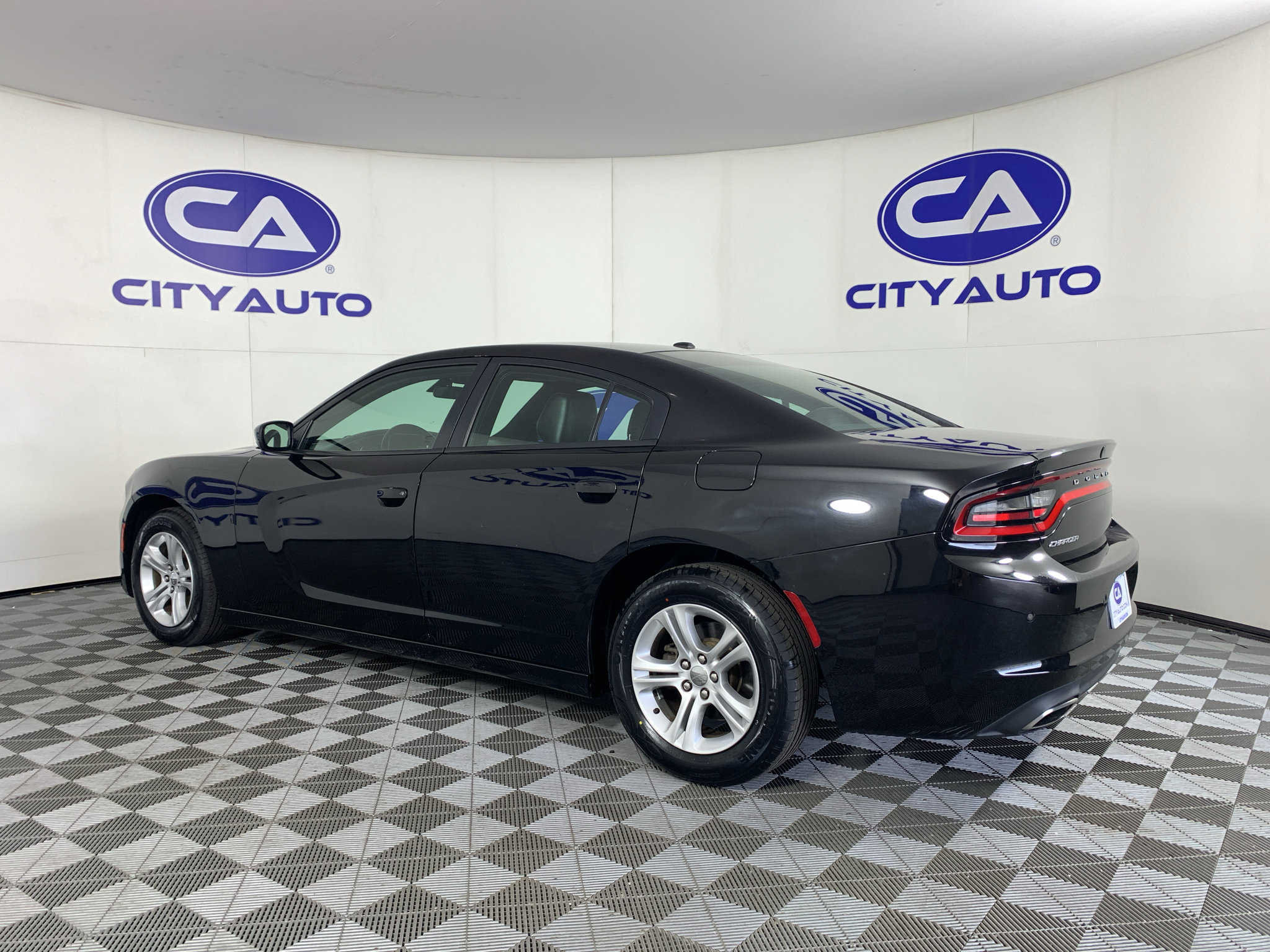Used 2020 Dodge Charger SXT w/ Leather Interior Group RWD image 5