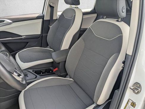 Used 2025 Volkswagen Taos SE FWD image 16
