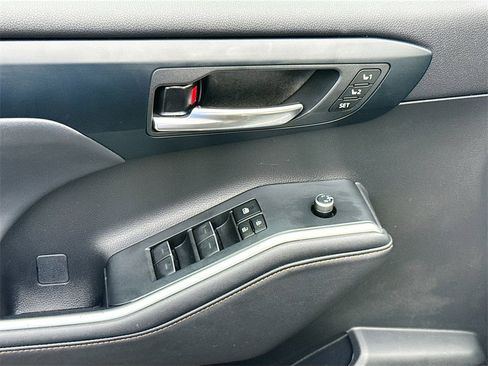 Used 2023 Toyota Highlander Bronze Edition image 19