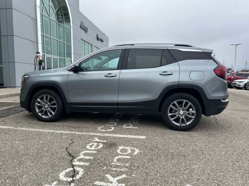 Used 2024 GMC Terrain SLT image 25