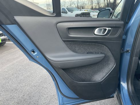 Used 2025 Volvo XC40 B5 Plus image 28