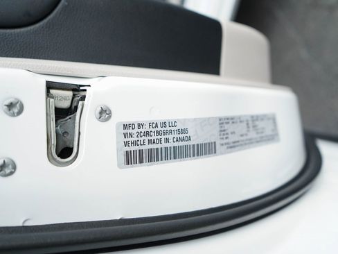 Used 2024 Chrysler Pacifica Touring-L image 40