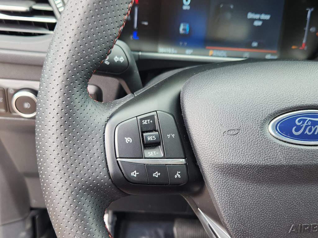 Used 2025 Ford Escape ST-Line Select AWD/4WD image 17