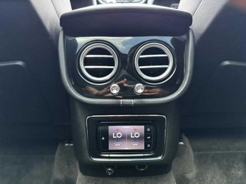 Used 2017 Bentley Bentayga image 37