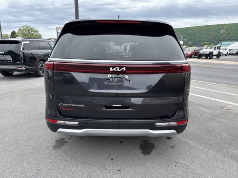 Used 2022 Kia Carnival EX FWD image 4