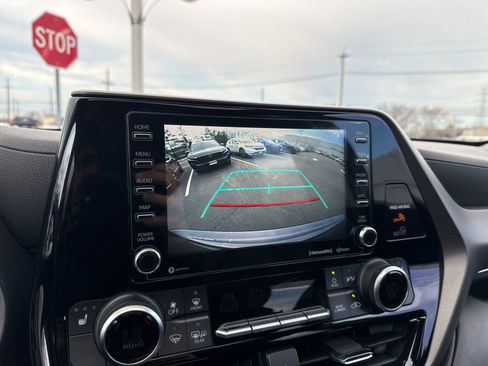 Used 2021 Toyota Highlander XLE image 24