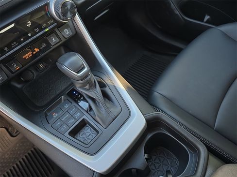 Used 2021 Toyota RAV4 XLE Premium image 24