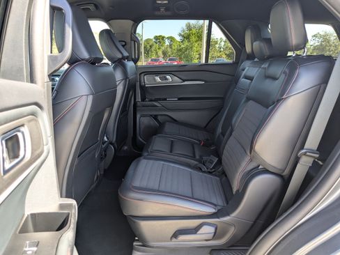 Used 2025 Ford Explorer ST-Line w/ ST-Line Street Pack image 17