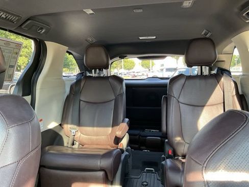 Used 2022 Toyota Sienna Platinum AWD/4WD image 37