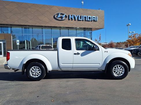 Used 2021 Nissan Frontier SV w/ SV Utility Package image 2