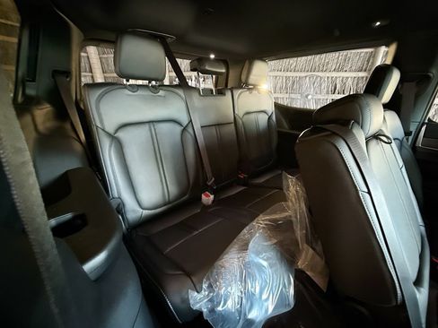 Used 2025 Jeep Wagoneer 4WD image 31
