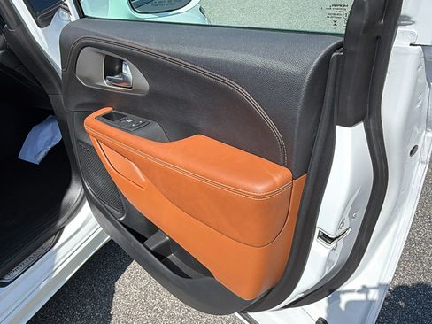 Used 2024 Chrysler Pacifica Pinnacle FWD image 17