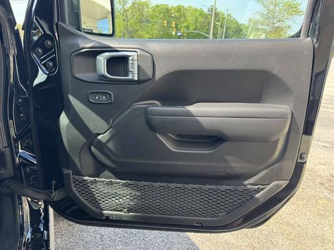 Used 2025 Jeep Wrangler Unlimited Rubicon w/ Convenience Group AWD/4WD image 29