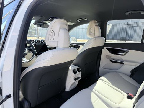 Used 2025 Mercedes-Benz GLC 300 4MATIC image 37