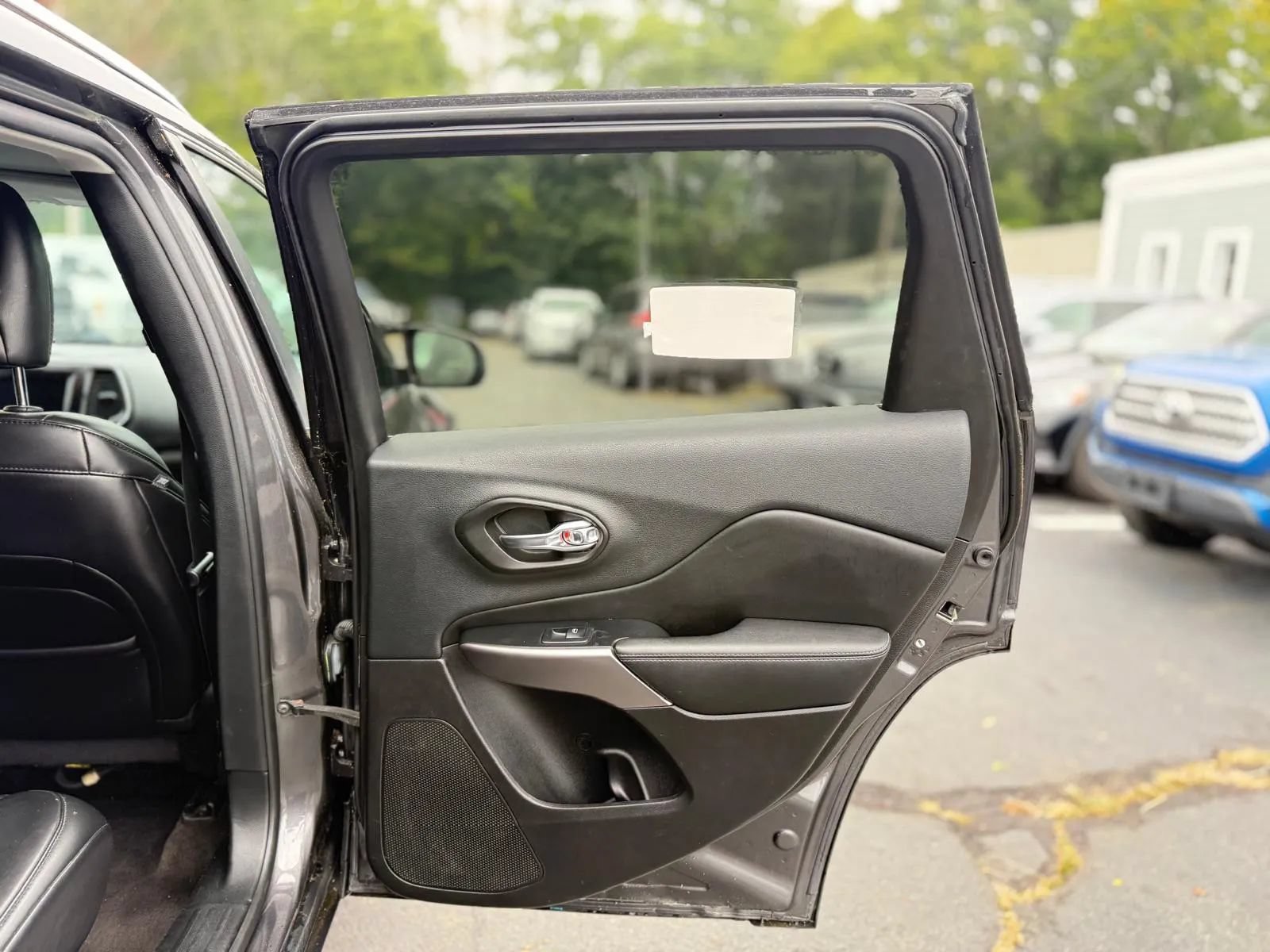 Used 2019 Jeep Cherokee Latitude Plus AWD/4WD image 23