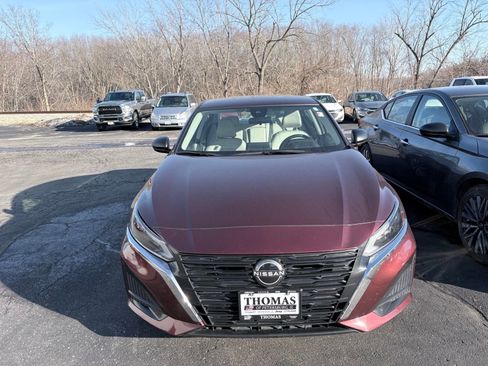 Used 2024 Nissan Altima 2.5 SV image 2