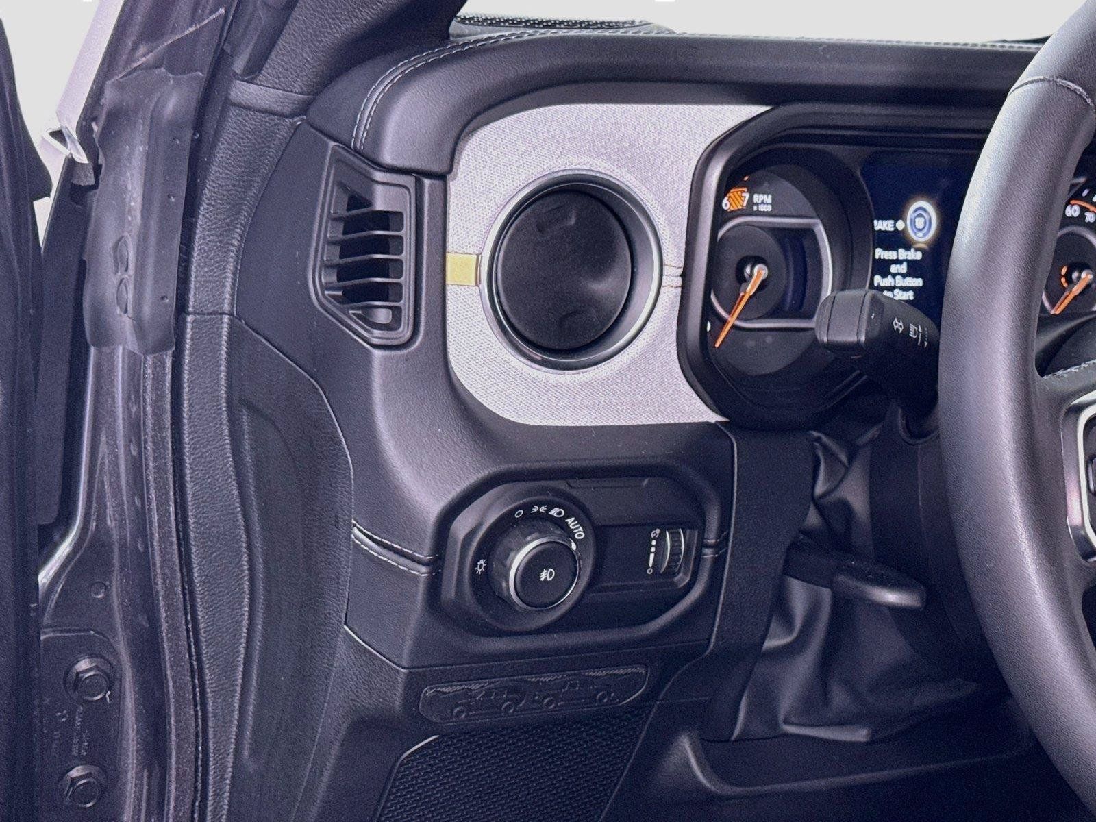 Used 2025 Jeep Wrangler Unlimited Sahara AWD/4WD image 4