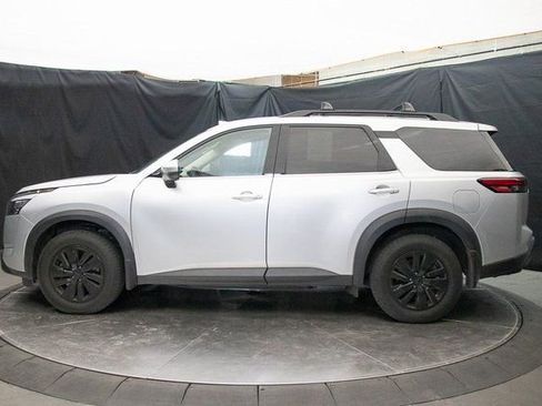 Used 2023 Nissan Pathfinder SV w/ SV Premium Package image 9
