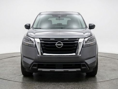 Used 2025 Nissan Pathfinder SV image 2