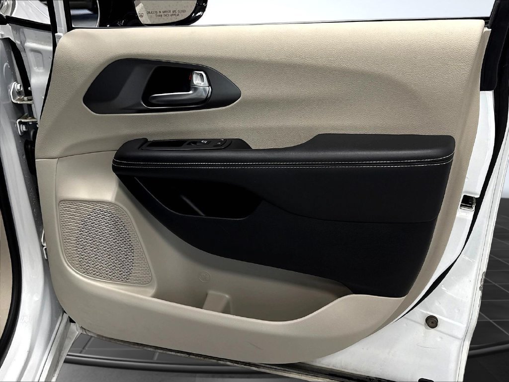 Used 2024 Chrysler Pacifica Touring-L FWD image 31