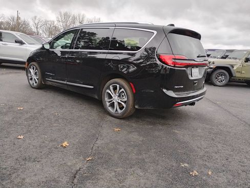 New 2026 Chrysler Pacifica Pinnacle w/ Trailer Tow Group AWD/4WD image 7