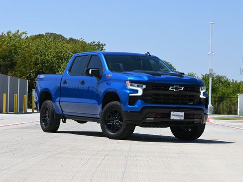 Used 2022 Chevrolet Silverado 1500 LT Trail Boss w/ LT Trail Boss Premium Package AWD/4WD image 2