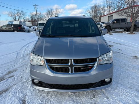 Used 2019 Dodge Grand Caravan SXT image 2