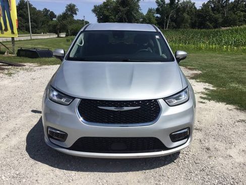 Used 2023 Chrysler Pacifica Touring-L FWD image 8