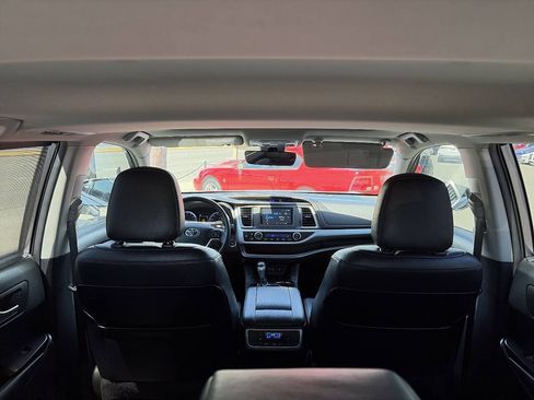 Used 2019 Toyota Highlander XLE AWD/4WD image 11