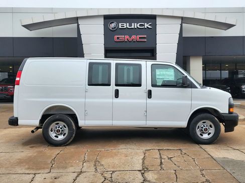 New 2026 GMC Savana 2500 RWD image 3