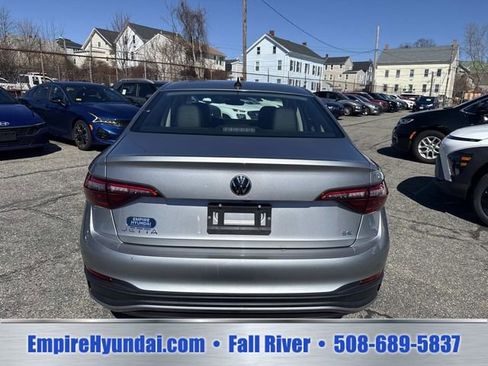 Used 2024 Volkswagen Jetta SE FWD image 4